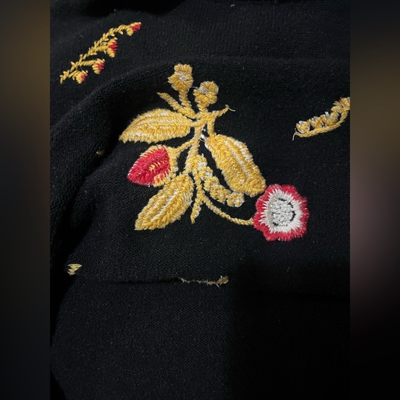 Women’s Floral Embroidered Black Crop Sweater (no tag) approx. size S-M - Picture 6 of 7